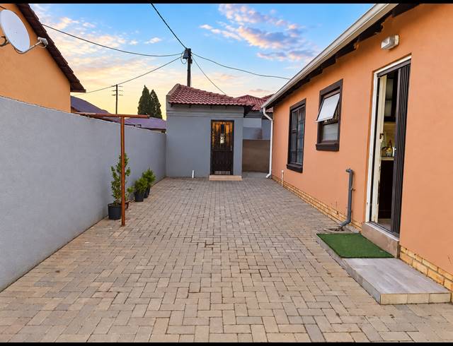 3 BEDROOM HOUSE FOR SALE IN EVATON WEST